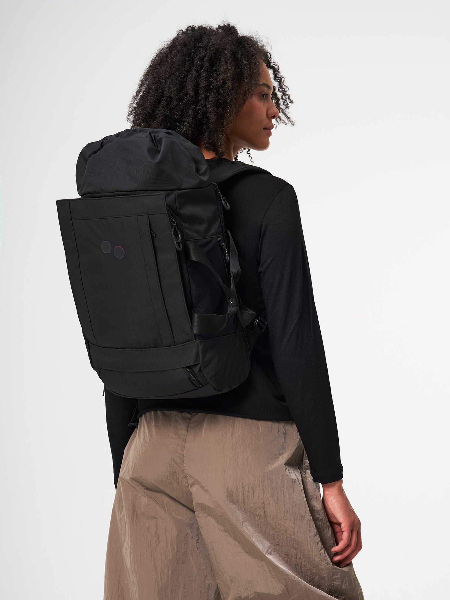 pinqponq-Blok-Medium-Rooted-Black-model-female-front
