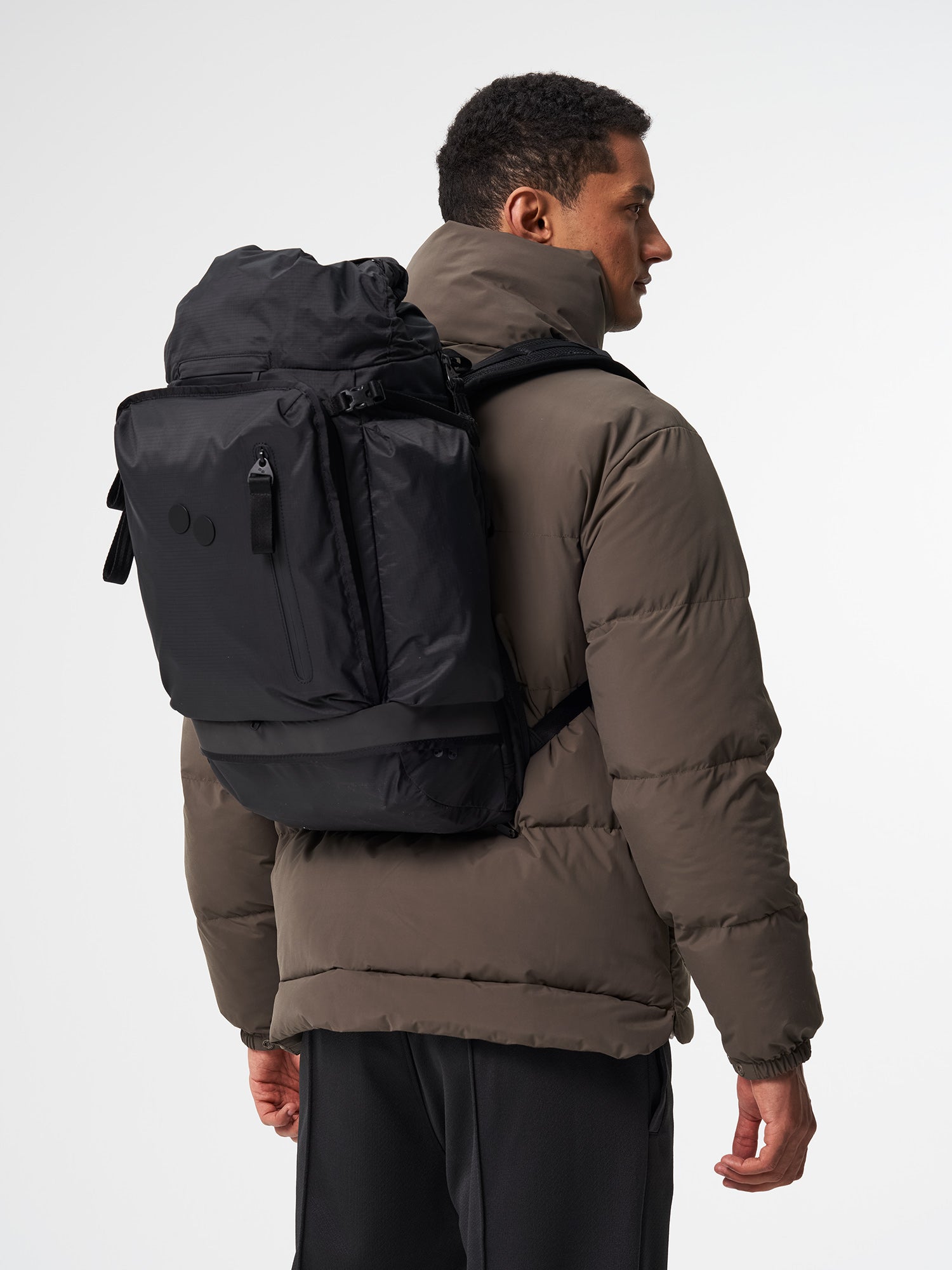 Pinqponq-Komut-Medium-Pure-Black-model-front