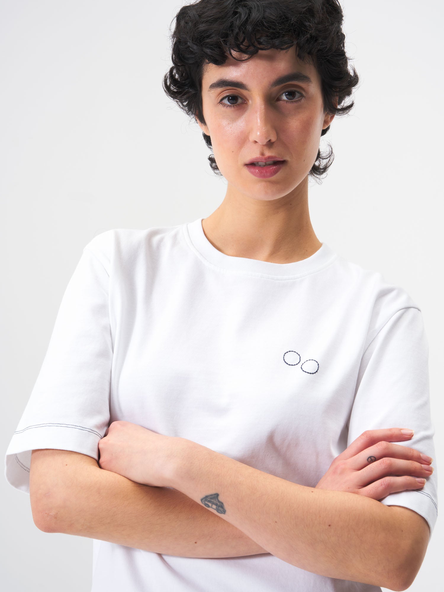 pinqponq-T-Shirt-Crafted-White-model-female-front-detail