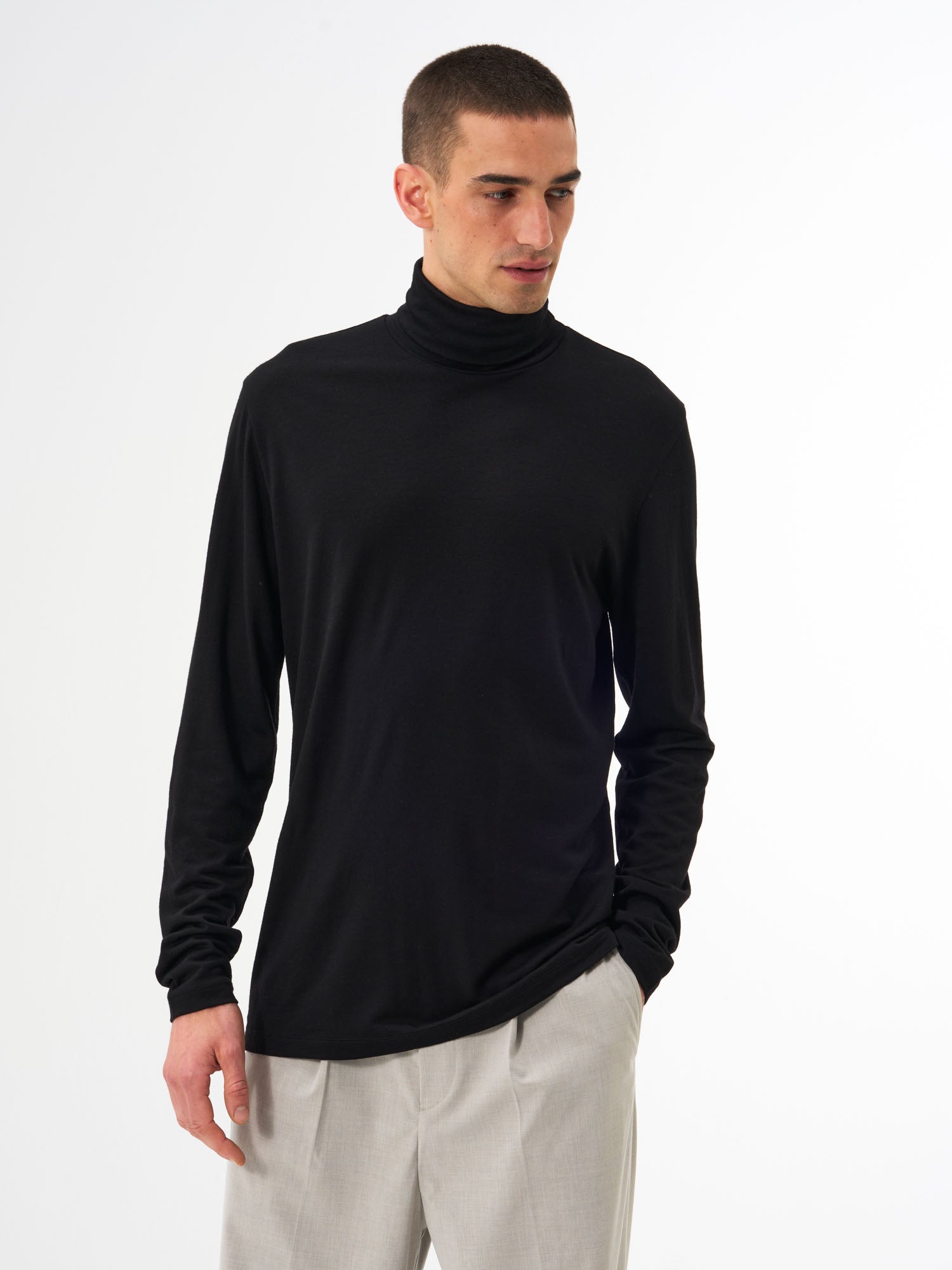 pinqponq-Turtleneck-Merino-Men-Cover-Sheep-Black-model-front