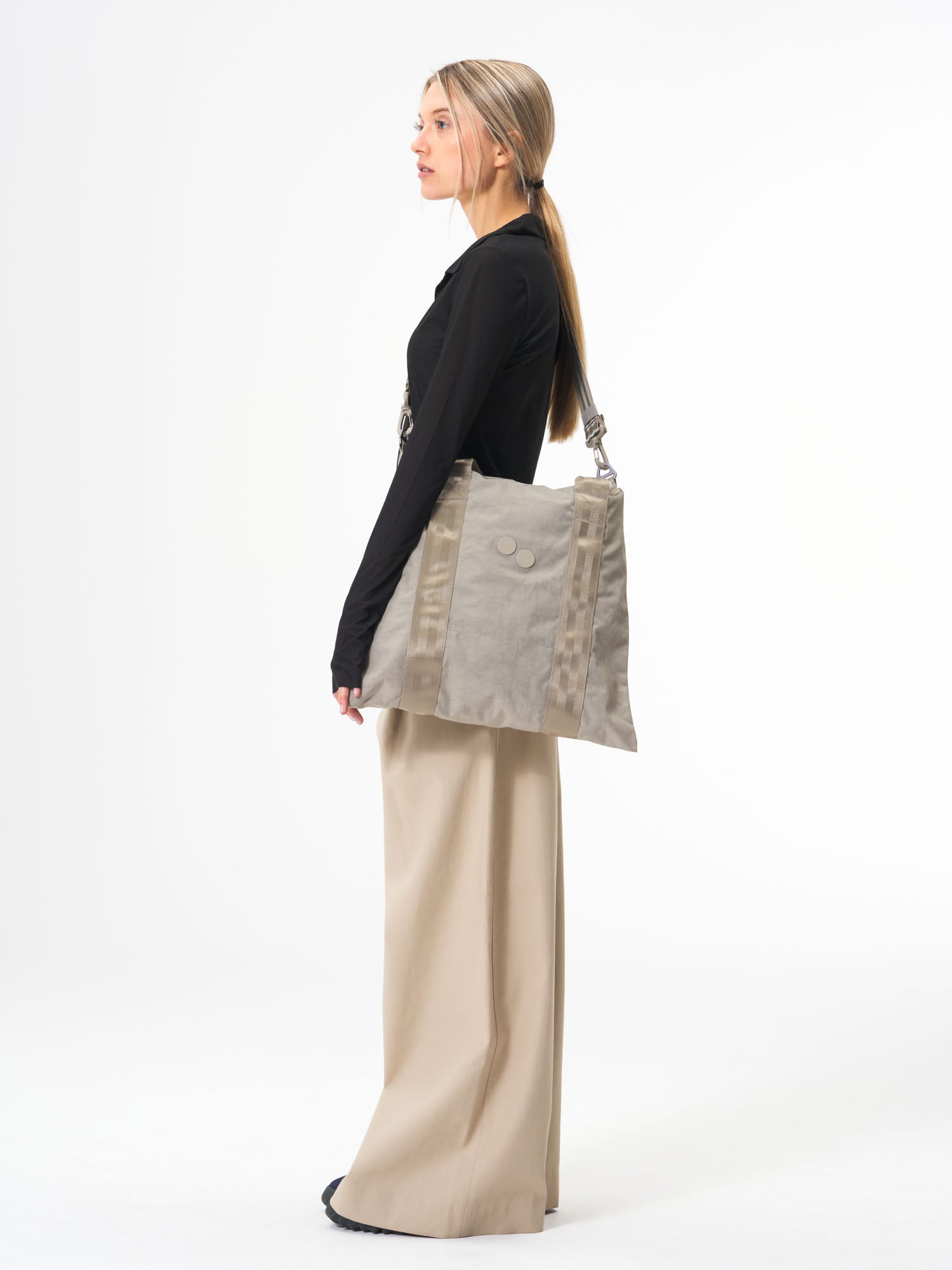 pinqponq-Tote-Bag-Crinkle-Taupe-model-female-front