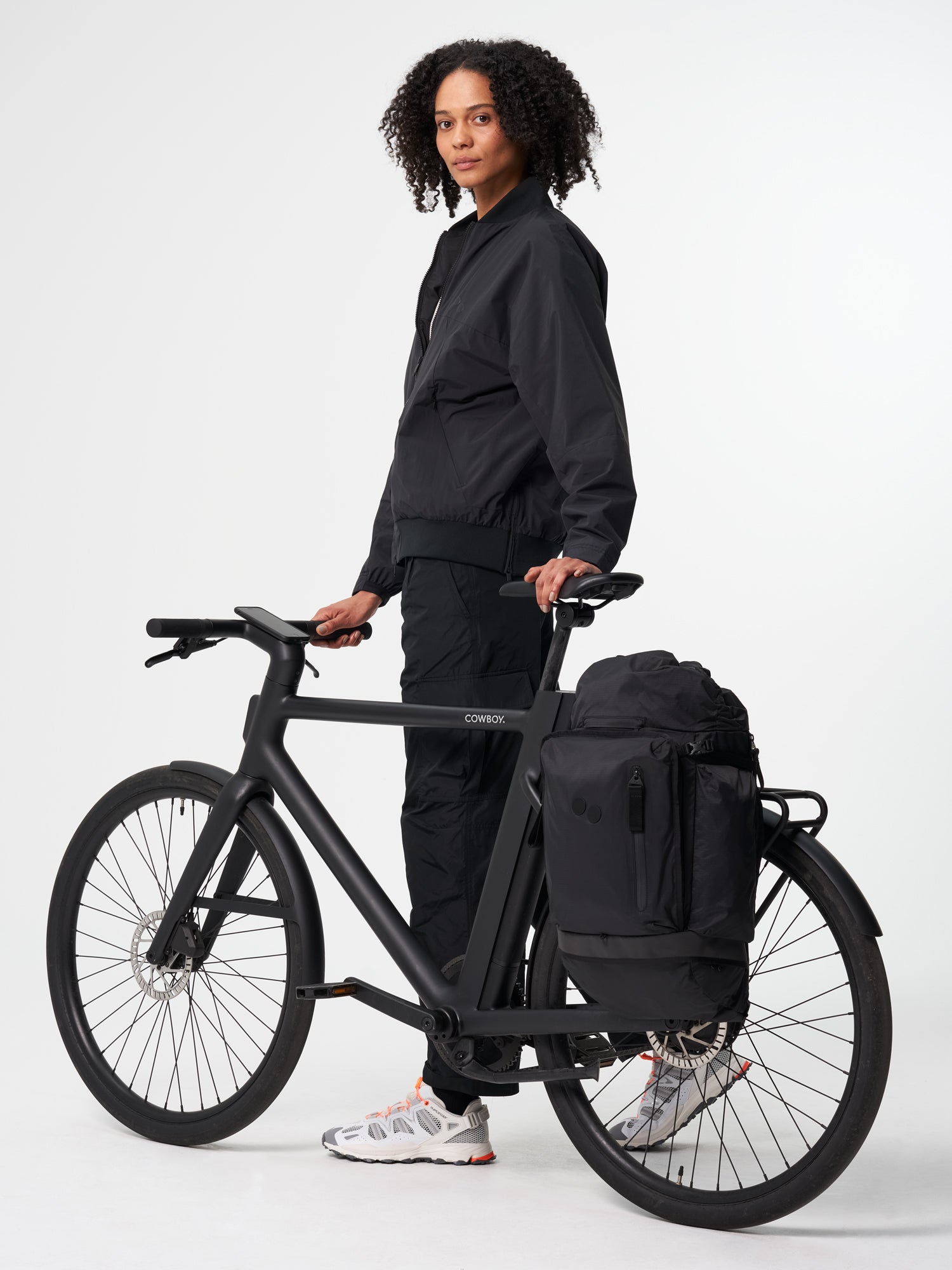 pinqponq-Komut-MB-Pure-Black-model-front