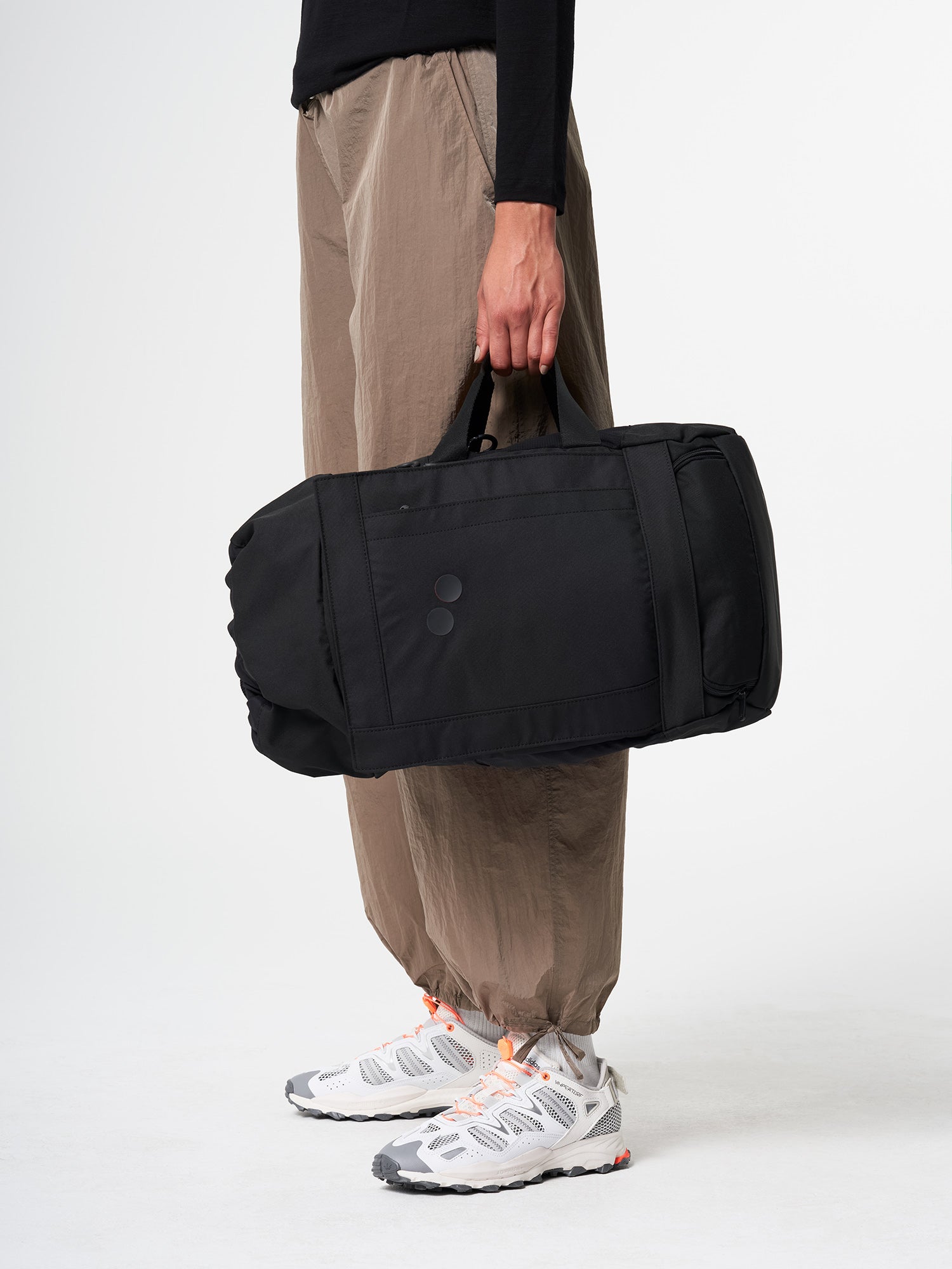 pinqponq-Blok-Medium-Rooted-Black-model-female-front-detail