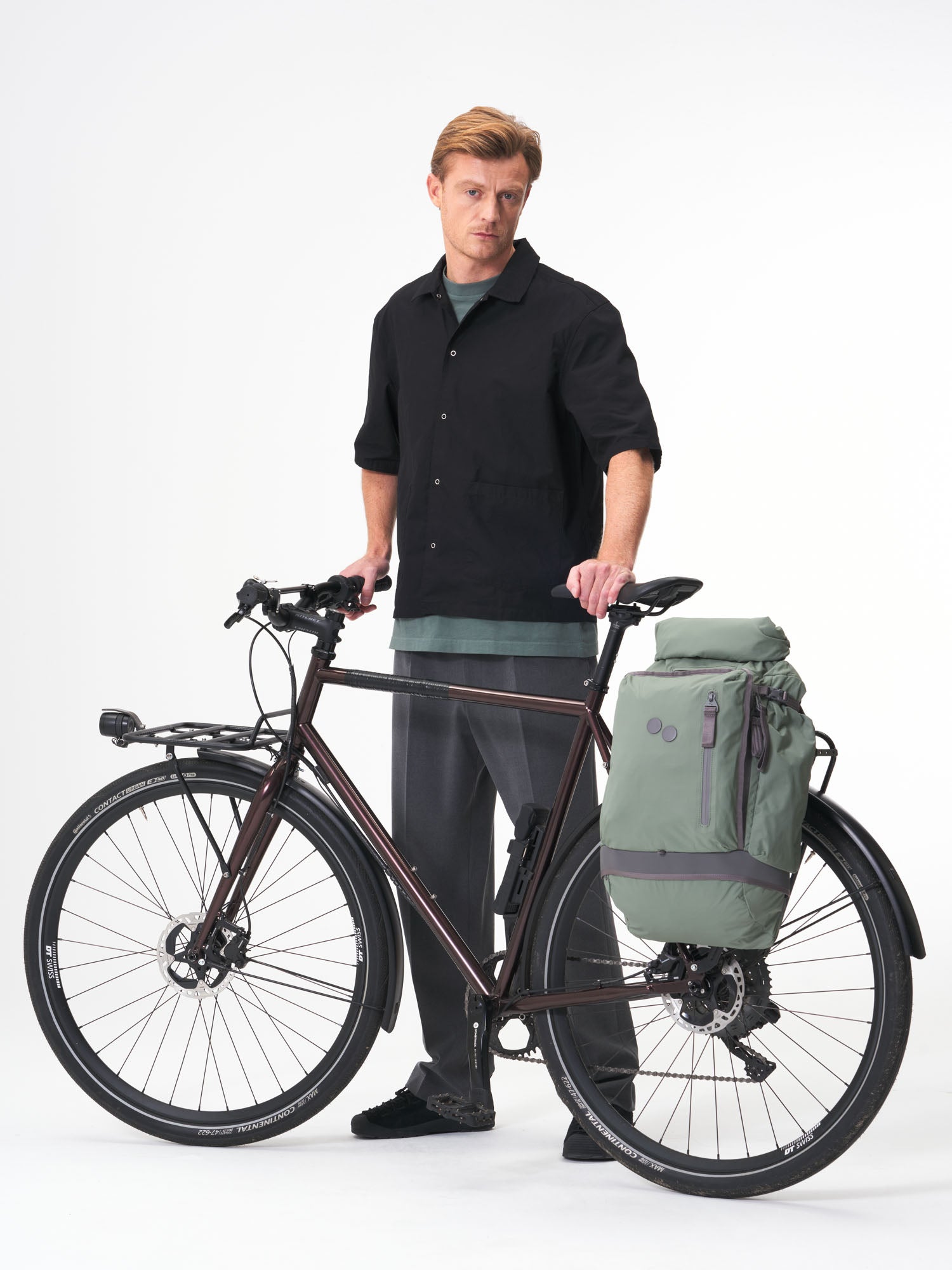 pinqponq-Komut-MB-Pure-Sage-model-male-front-detail