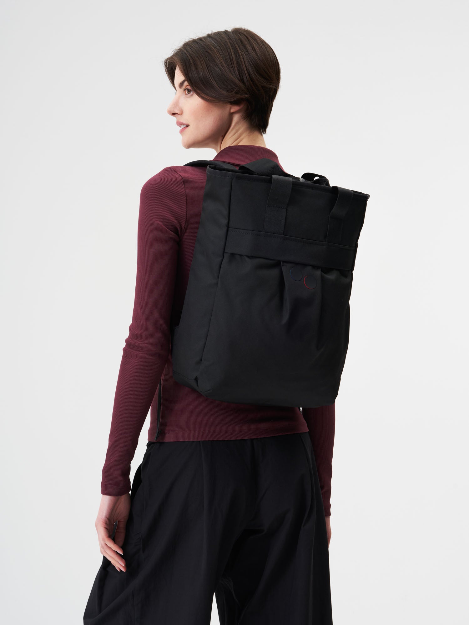 pinqponq-Komo-Rooted-Black-model-front
