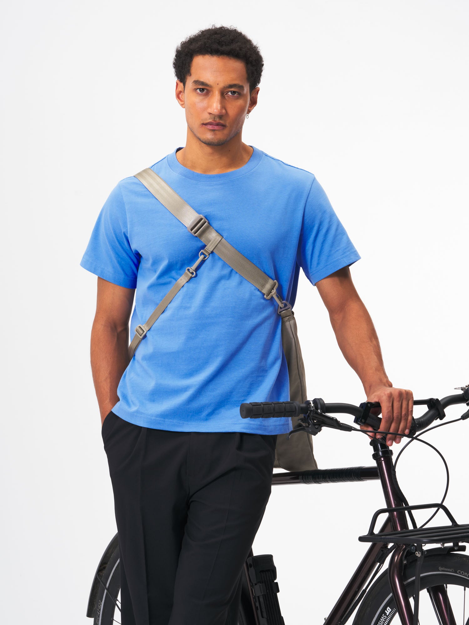 pinqponq-Tote-Bag-Crinkle-Taupe-model-male-back