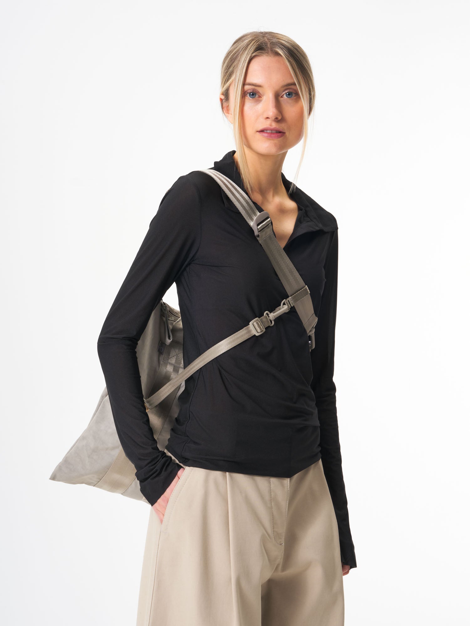 pinqponq-Tote-Bag-Crinkle-Taupe-model-back