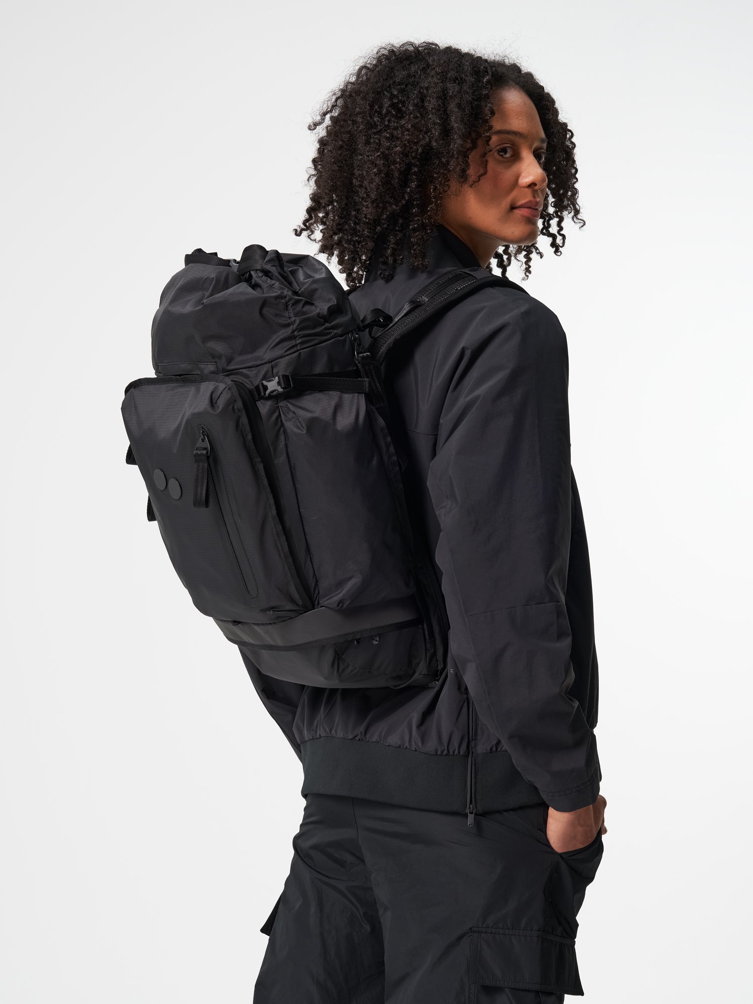 pinqponq-Komut-MB-Pure-Black-model-side