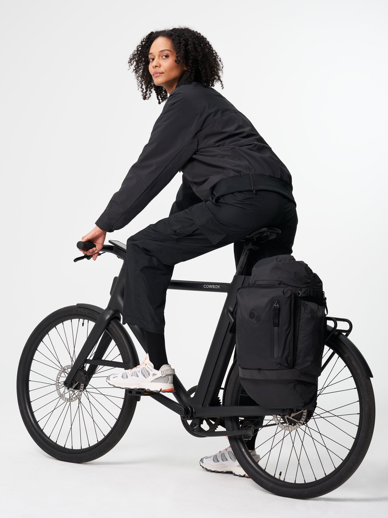 pinqponq-Komut-MB-Pure-Black-model-front