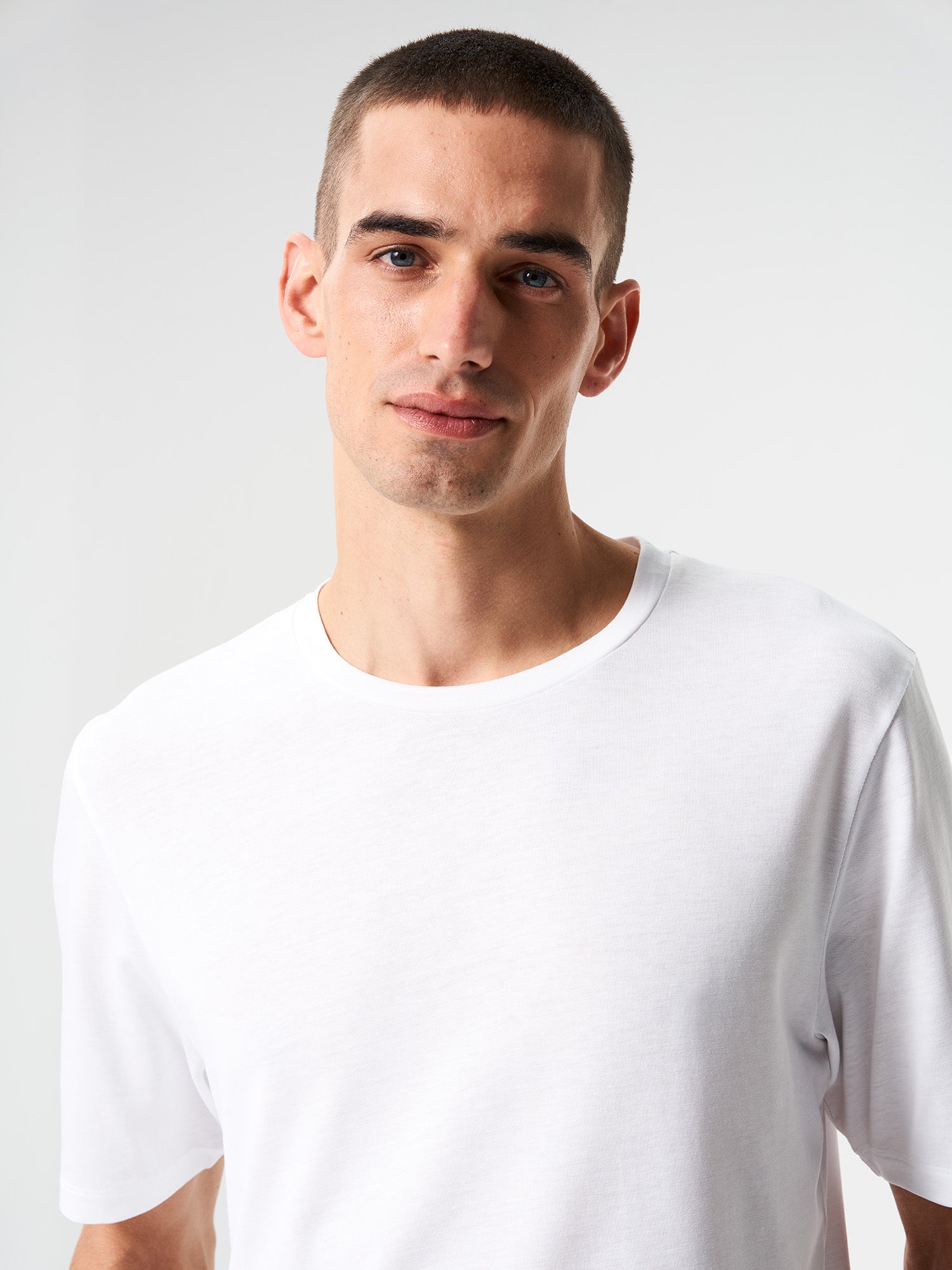 pinqponq-Tshirt-Tencel-Cotton-Men-Iconic-Wooden-White-model-front-detail